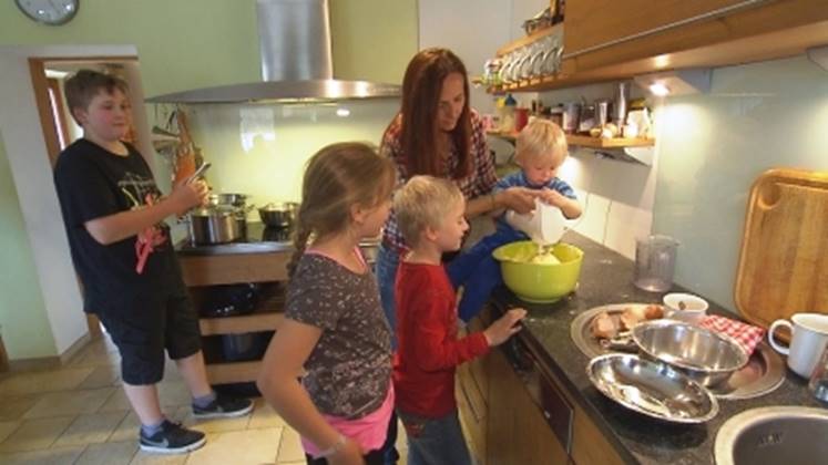 Petra Betz mit Kinden beim Kochen